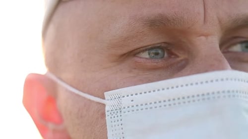 Portrait rapproché des yeux d'un jeune homme dans un masque de protection faciale. Concept médical de santé, Doctors Aide,