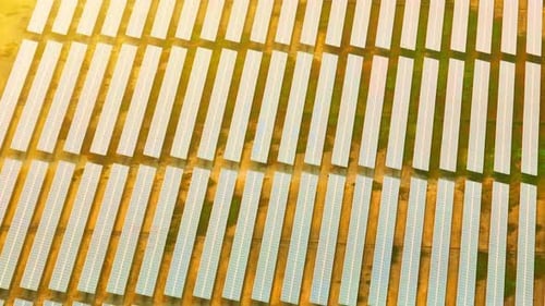 Ein Solarkraftwerk aus der Vogelperspektive, Luftbild einer Drohne
