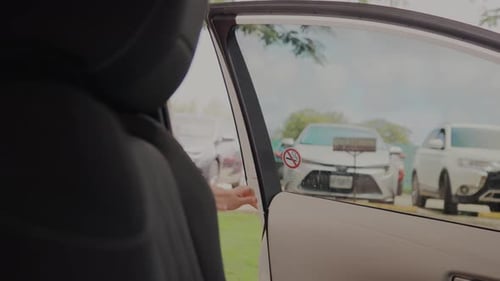 Chica subiendo al coche, Cámara lenta