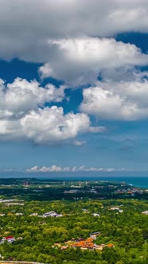 Timelapse par drone de la côte ensoleillée de Bali sous des nuages épars et un ciel bleu éclatant