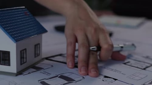 Ingénieur ou architecte travaillant sur des plans de construction de bâtiments.