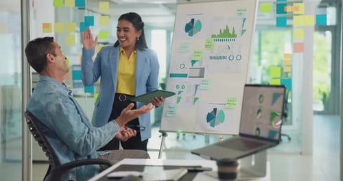 Colaboração, high five e tablet com empresários no escritório juntos para um negócio ou sucesso