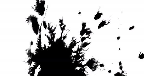 Éclaboussure d'encre noire sur une surface blanche
