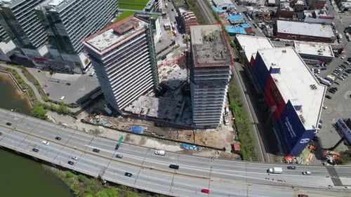 Vista desde arriba de un edificio y un rascacielos de construcción