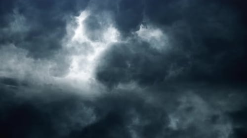 4K-Gewitter, indem es durch die Wolken am Himmel fliegt.