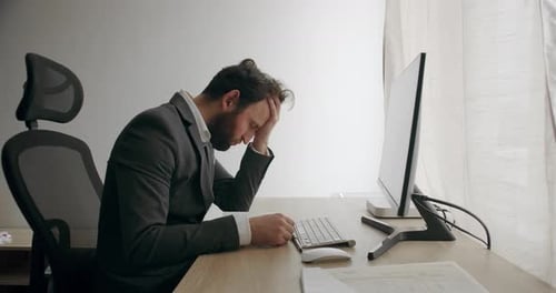 Jeune homme accro au travail indépendant épuisé et fatigué