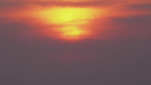 Belo lapse de tempo do majestoso pôr do sol nubla o céu