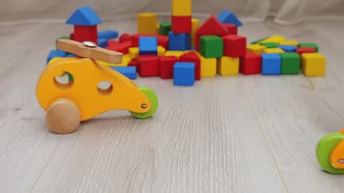 Helicópteros de brinquedo infantis vintage de madeira no fundo de blocos de brinquedo.