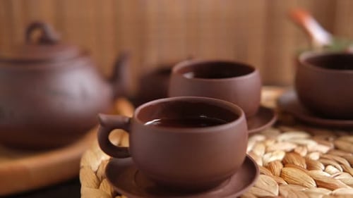 Cerimônia do chá: utensílio de chá asiático tradicional que serve uma pessoa autêntica servindo chá marrom