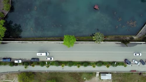 Vue ci-dessus du transport se déplaçant sur la route le long des eaux dans la campagne Irrl
