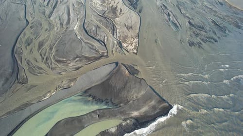 Luftaufnahme der Wasserbildung an der Flussmündung in Island.