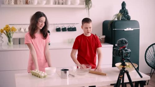 Blog culinario de niño y niña grabando