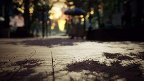 Sol carrelé vide et horizon urbain