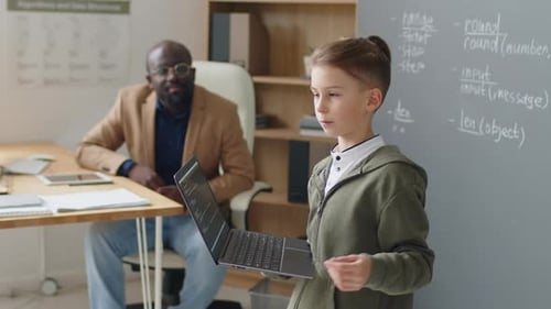 Young Boy präsentiert eine Programmierstunde