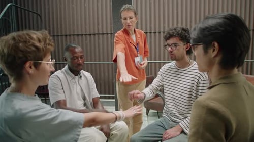 Des personnes se serrent les mains pendant l'affirmation d'une thérapie de groupe