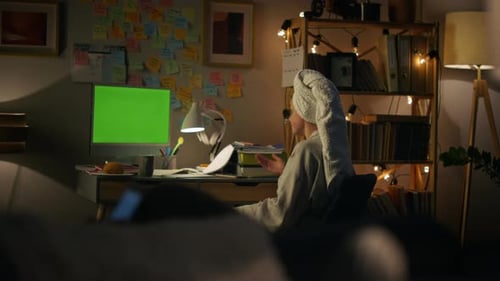 Gossip Girl gestikuliert Chromakey-Computer-Nahaufnahme. Hausfrau diskutiert, Green ihr Telefon zu zeigen