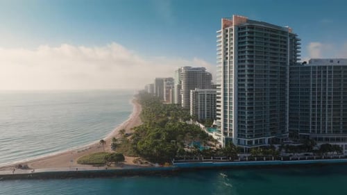 Eine erhöhte Luftperspektive von Bal Harbour Beach bei wunderschönem Sonnenaufgang