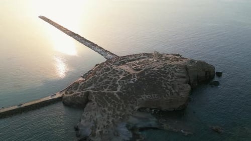 Vue aérienne des ruines de Portara sur l'île de Naxos, en Grèce.