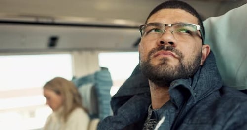 Denken, Idee und junger Mann in einem Zug für öffentliche Verkehrsmittel zum Sightseeing in der Stadt