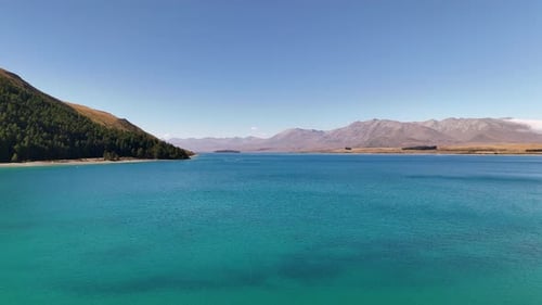 Vídeo con un Zumbido recorriendo el pintoresco lago Tekapo en Nueva Zelanda