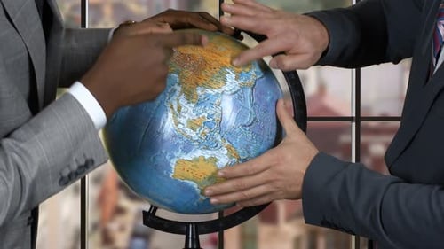 Zwei Geschäftsleute und Globe