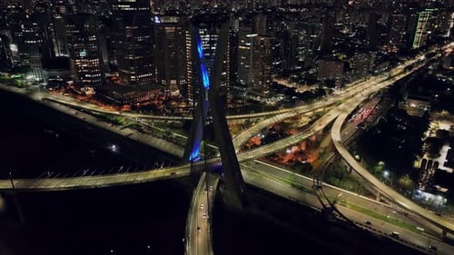 Drone 4K survolant un pont illuminé dans la ville de Sao Paulo, au Brésil