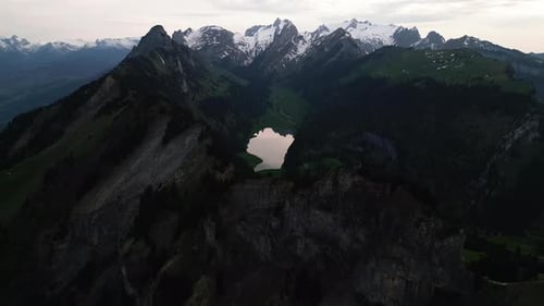 Vista panorámica de la montaña Alpstein con el lago de Ebenalp