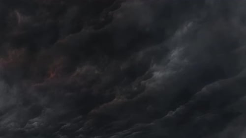 des éclairs étonnants et de forts orages dans des nuages sombres