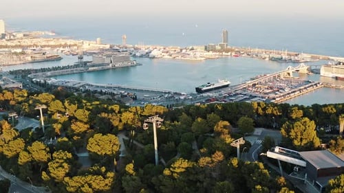 Vista aérea del paisaje urbano de Barcelona, puertos deportivos y puertos deportivos, puerto pesquero, teleférico en la colina de Montjuic