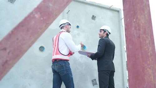 Architekten ein Besuch auf der Baustelle. Bereit, über den Fortschritt von Bauprojekten
zu sprechen