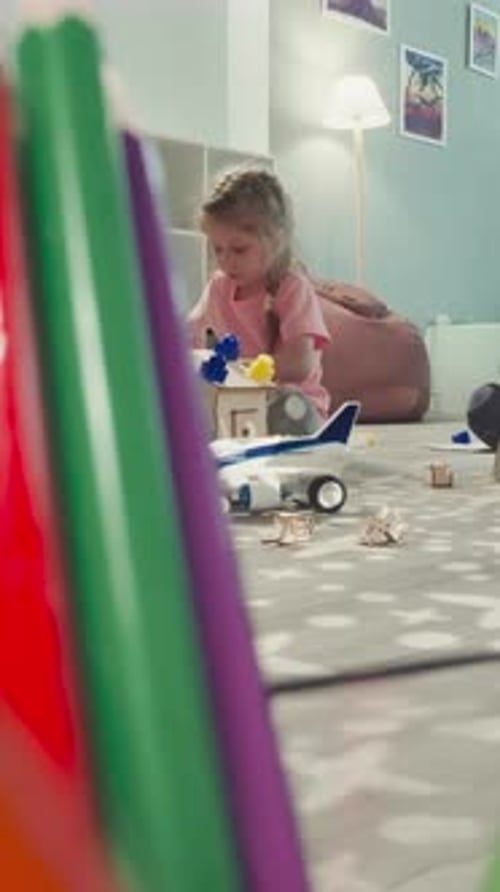 Un niño pequeño construye un constructor mientras una niña juega con una muñeca