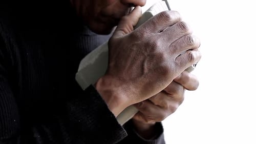 Beten zu Gott mit zusammengefügten Händen auf weißem Hintergrund mit Menschen — Stockvideo-Stockfilmmaterial