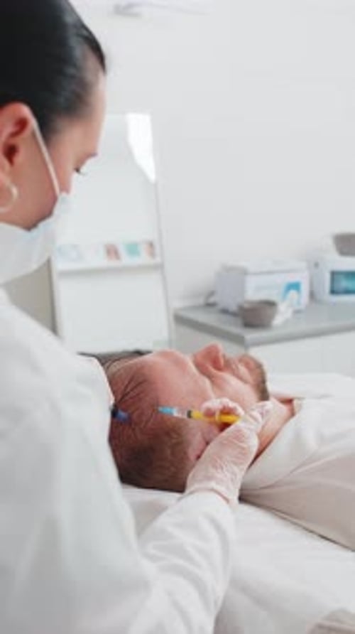 Trichologist Doing Man améliore la procédure de croissance des cheveux Dermapen, microneedling, injections de vitamines
