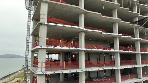 Toma aérea de un nuevo edificio de gran altura en construcción