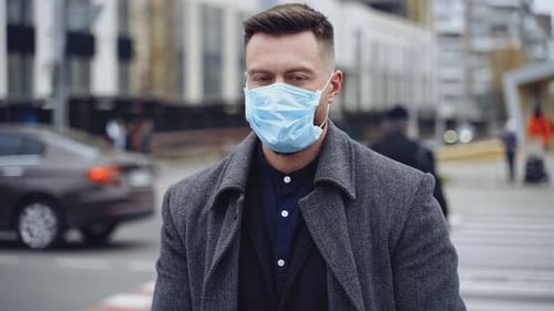 Jovem com máscara protetora juntos na rua durante a epidemia de coronavírus