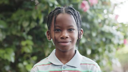 Porträt eines glücklichen afroamerikanischen Jungen in der Natur, Zeitlupe