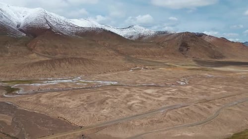 Vue aérienne par drone des montagnes du Pamir Gorno-Badakhshan au Tadjikistan, avec les sommets enneigés