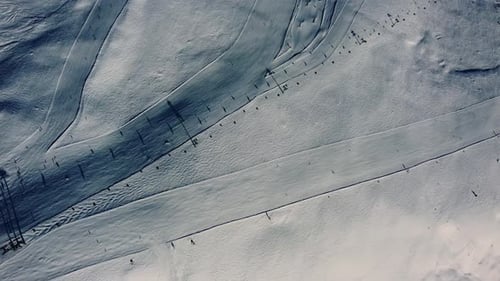 Piste de ski au-dessus de la neige blanche pendant la saison hivernale avec télésiège