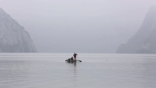 Fischer werfen Fischernetz von einem Motorboot.