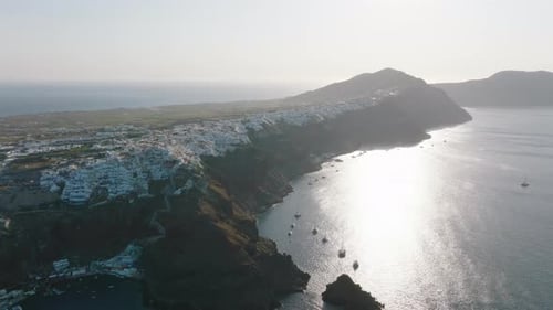 Vista aérea de Oia, Grecia, en una tarde soleada