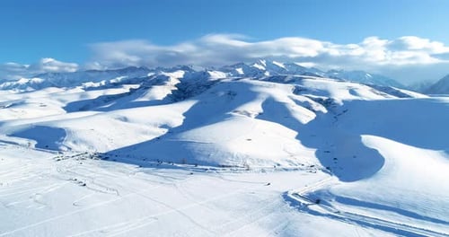 Vista aérea de montañas cubiertas de nieve en invierno