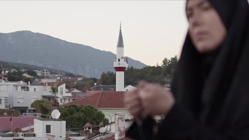 Blinde muslimische junge Frau im schwarzen Gebetsoutfit und Moschee 2