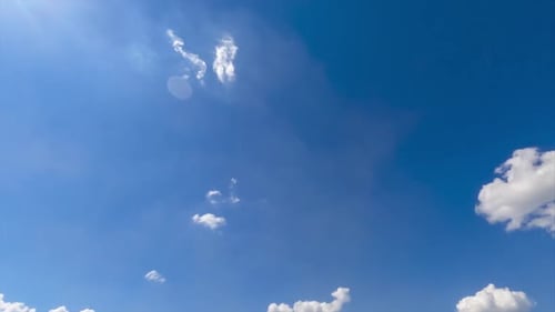 De minuscules nuages légers apparaissent dans le ciel bleu vif. Les rayons du soleil traversent les nuages
.