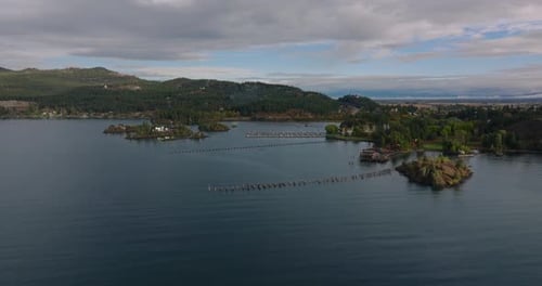Ilha arborizada que se estende até águas calmas do lago Flathead Lake Montana