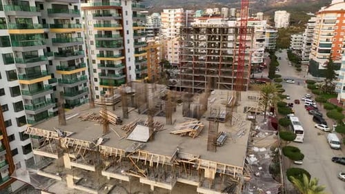 Un objeto de construcción en proceso de construcción es un piso relleno de concreto: vista aérea