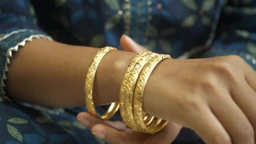 Indische Frau trägt 18-karätiges Goldornament, goldene Armreifen, Nahaufnahme