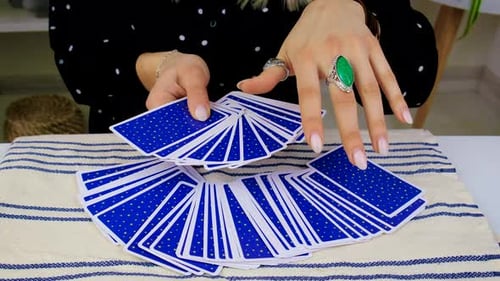Une voyante lit des cartes de tarot