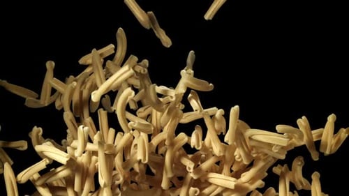 Pasta Casarecce fliegt hoch und fällt runter, gefilmt mit einer Hochgeschwindigkeitskamera mit 1000 Bildern pro Sekunde