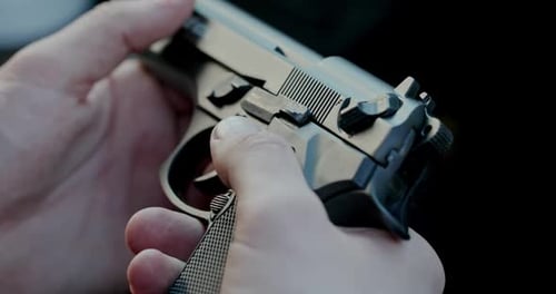Anonymer Mann mit Pistole in der Hand Nahaufnahme einer Ernte, nicht wiederzuerkennender Mann, der Modern inspiziert
