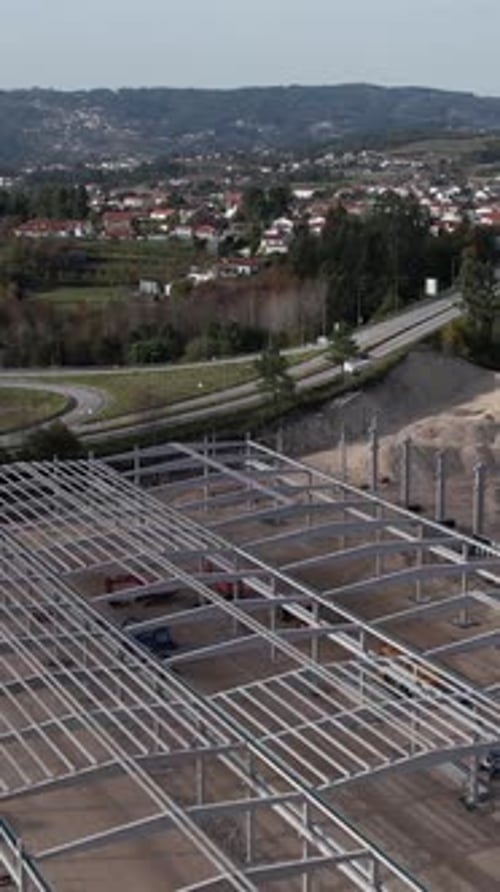 Vídeo vertical de la construcción de edificios y vista aérea de los trabajadores